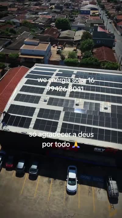 Vista de drone de um comércio grande com o telhado inteiro coberto de placas solares