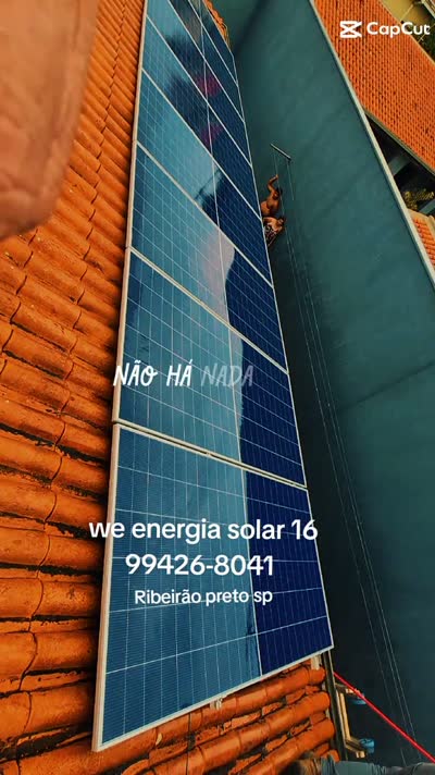 Fileira de placas solares sobre um telhado de telha cerâmica em Ribeirão Preto